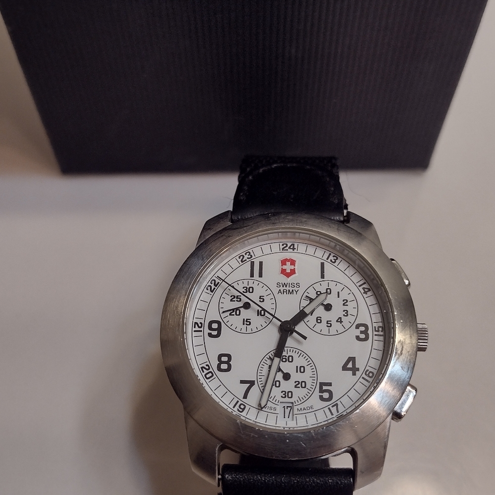 Swiss Army Watch - Picture 5 of 8